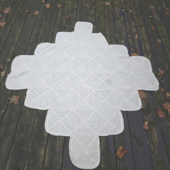 Hand Knit Snowflake Blanket - Picture 3 of 9